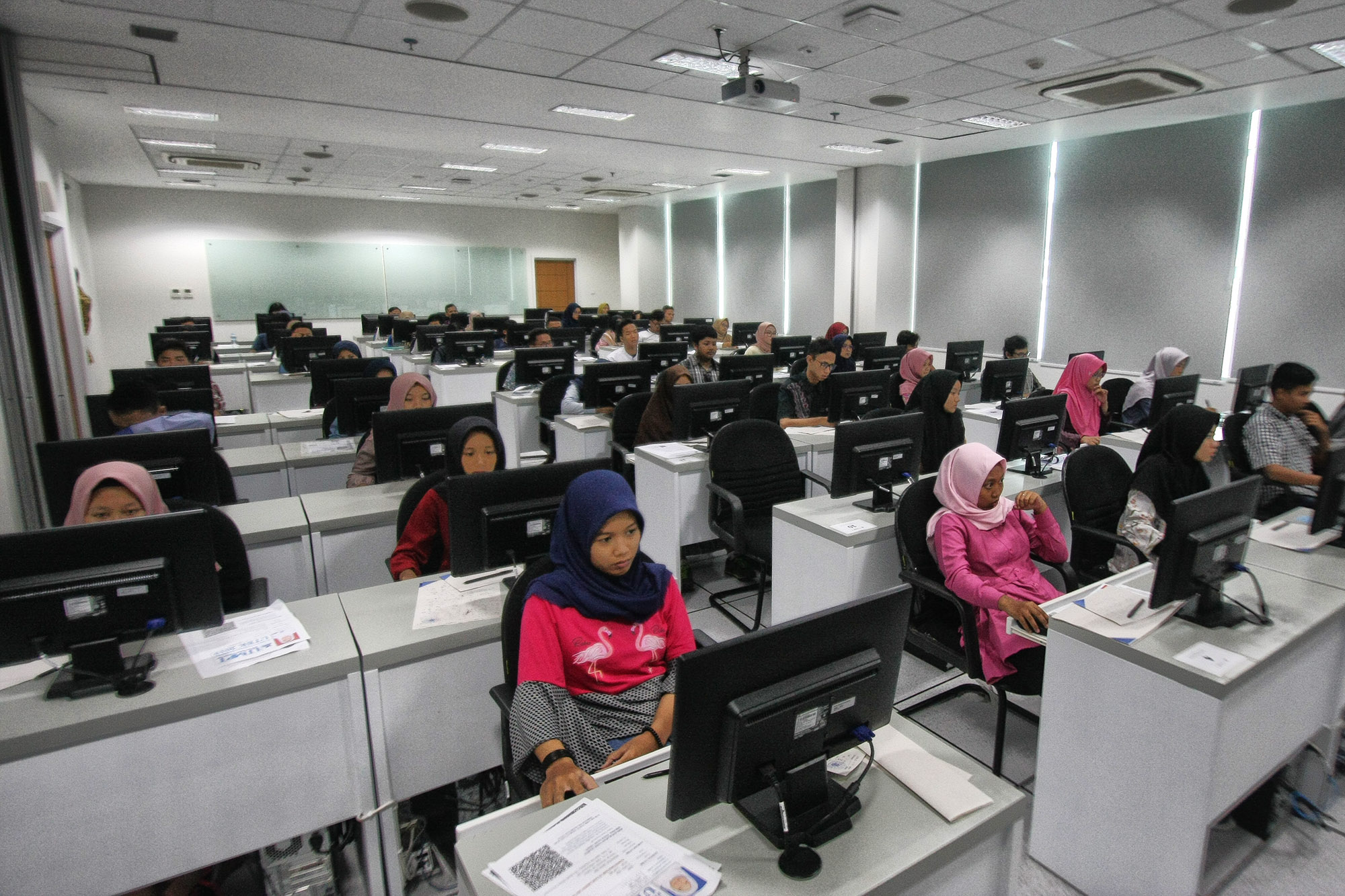 Menurutnya jumlah keseluruhan total mahasiswa pada ujian gelombang pertama dan dua di UGM berjumlah sebanyak 35 895 peserta Dan untuk gelombang satu hari