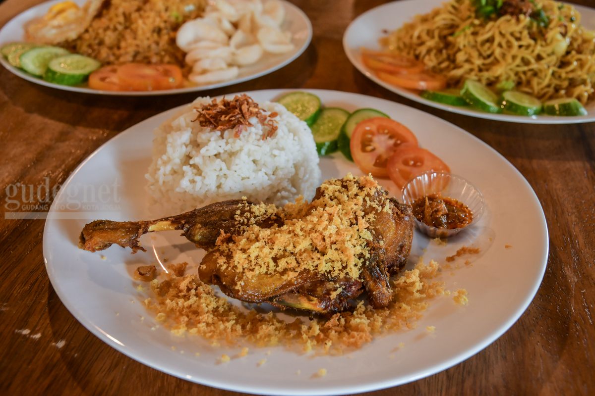 Warung Cangkruk Cangkringan Gudegnet