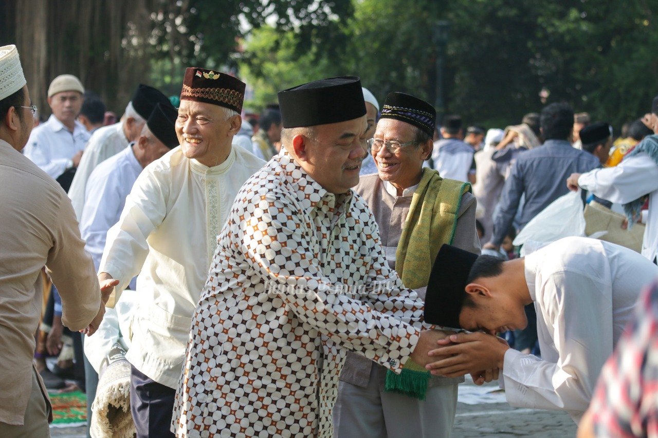 Paku ALam X saat menyapa warga selepas solat Iduladha