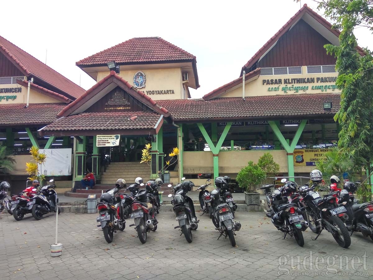 Pasar Klithikan Pakuncen Yogyakarta