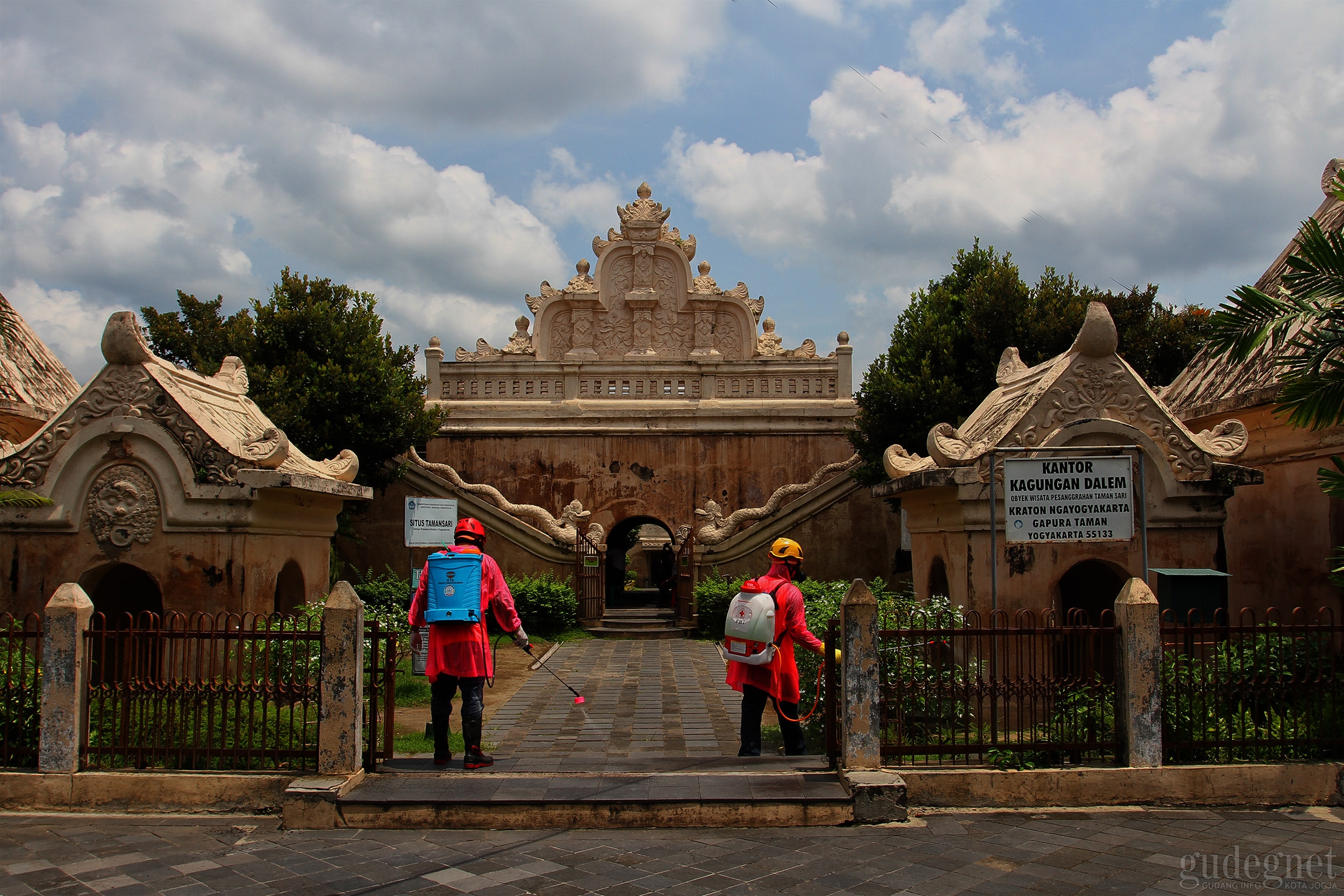 Objek Wisata Tamansari Disemprot Disinfektan