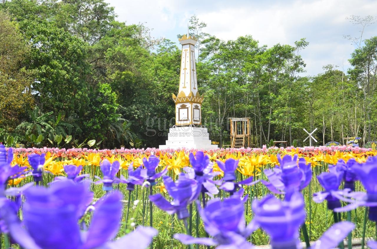 Tugu di Taman Bunga