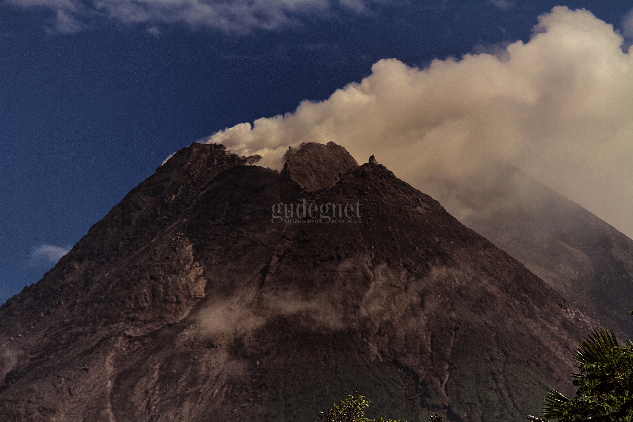 Asap Solfatara Gunung Merapi