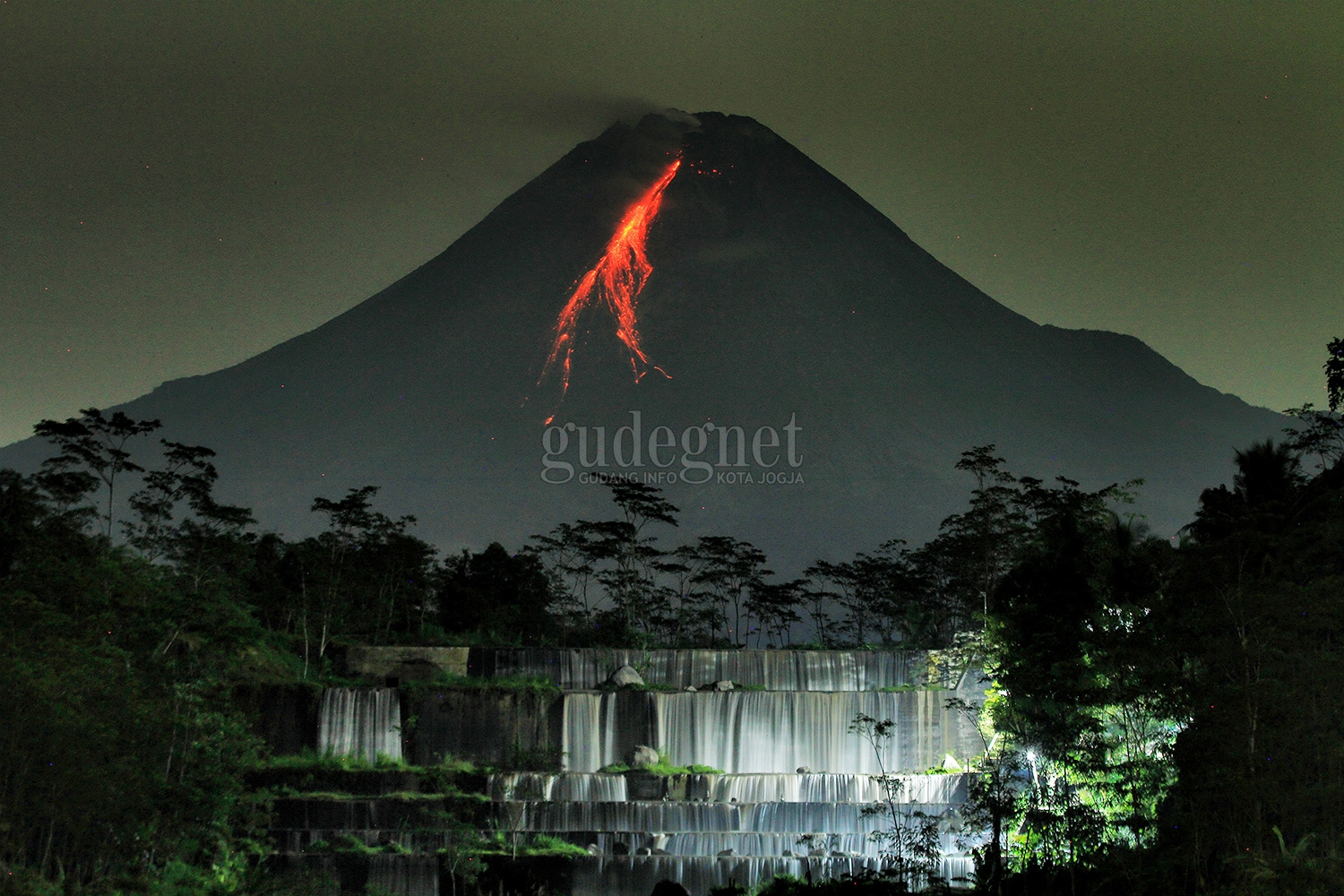 Lava Pijar Gunung Merapi Watu Purbo