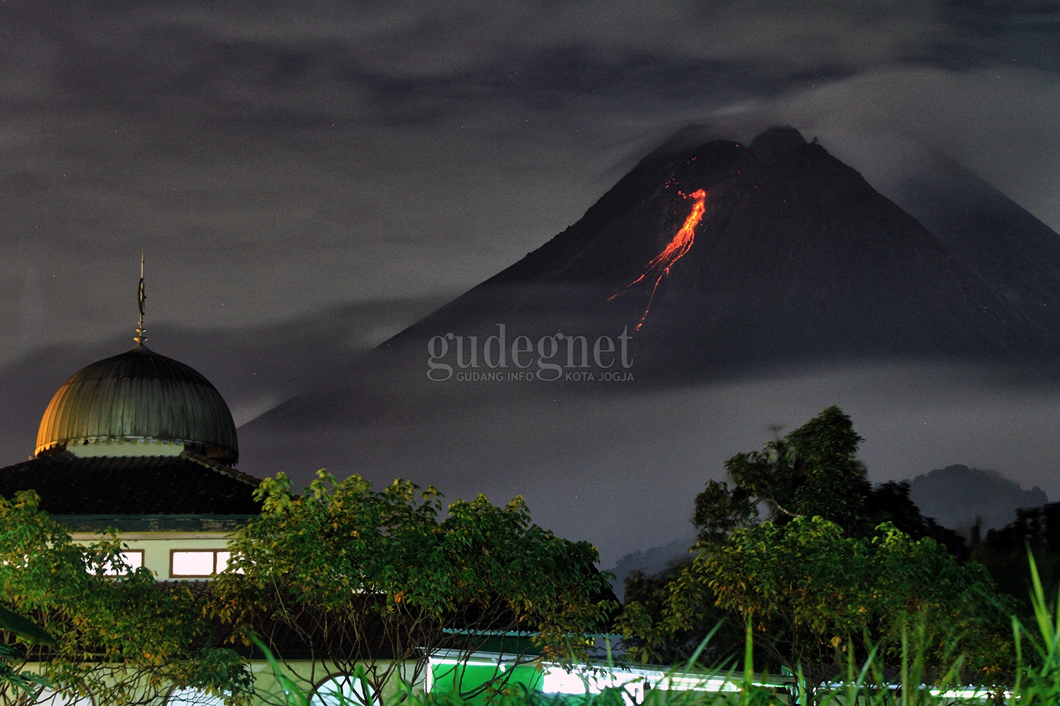 Lava Pijar Gunung Merapi Pakembinangun