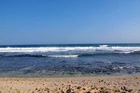 Air laut yang bersih dan jernih di Pantai Sepanjang Yogyakarta