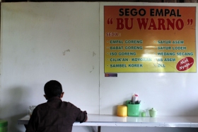 Menikmati empal warung Bu Warno