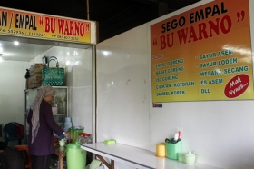 Tampilan sederhana Warung Bu Warno di Lantai 2 Pasar Beringharjo