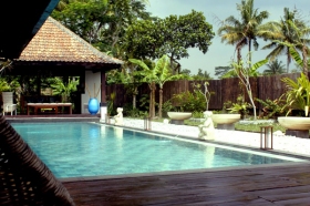 Kolam Renang di Villa Padi