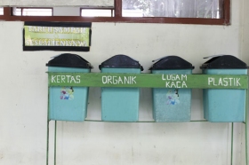 Siswa dibiasakan membuang sampah sesuai jenisnya