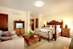 Manggar villa king size bed