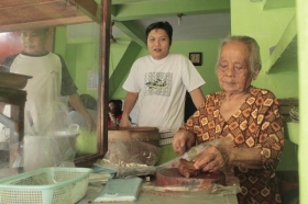 Mbok Wig Sedang Menyiapkan Hidangan