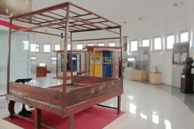 Tempat tidur Bung Karno saat diasingkan di Rengasdenglok, Jawa Barat