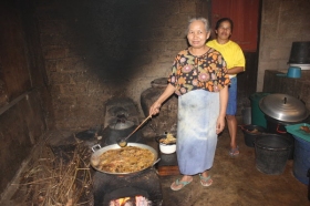 Mbah Juri Saat Memasak Bader