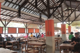 Suasana di warung Blandongan