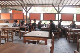 Suasana warung Blandongan