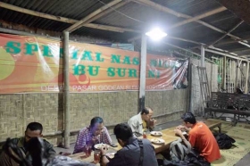 Suasana makan di mangut welut bu Surani