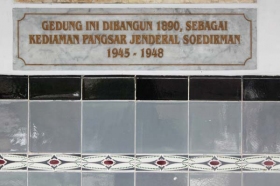 plakat tentang bangunan museum jenderal Soedirman