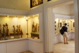 pengunjung sedang menikmati museum Sonobudoyo