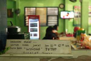 Suasana di dalam warung soto Winong