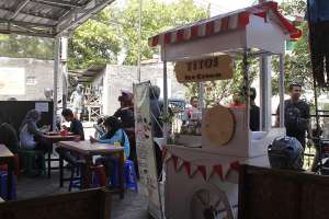 Pesan es krim di booth ini