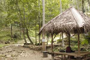 Tempat istirahat di Curug Banyunibo