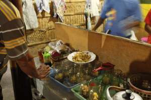 Suasana pembuatan wedang di warung bakmi Mbah Mo