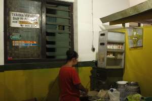 Suasana dapur di warung bakmi Mbah Mo