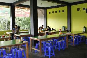 Suasana warung soto Lamongan Pak Narto