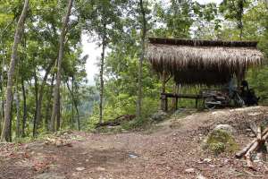 Gubuk tempat istirahat sekaligus tempat parkir motor