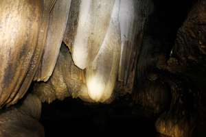 Keindahan batuan stalaktit dan stalagmit di goa Cerme