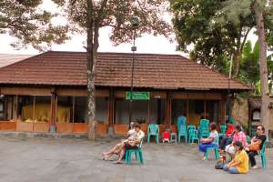 Suasana doa di depan candi Ganjuran 