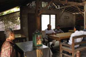 Suasana saat makan siang di warung mbah Warno "Anderson"