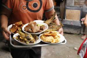 Pesanan pelanggan sedang diantar