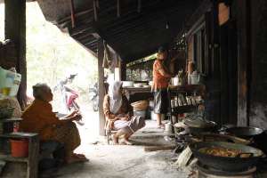 Suasana dapur warung makan mbah Warno 