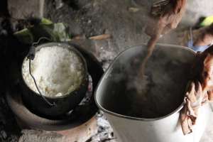 Proses memasak nasi yang masih sangat tradisional 