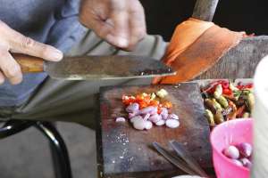 Proses memasak dengan mengiris bawang dan lombok 