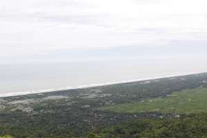 Menikmati garis pantai selatan dari atas bukit