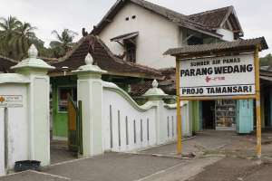 Bagian depan pemandian air panas Parang Wedang 