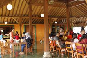 Suasana makan siang di Warung Bumi di Bumi Langit Institute