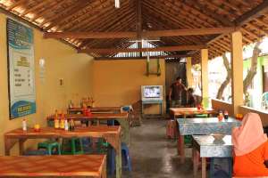 Suasana makan siang di warung bakso Bawor Samirono 