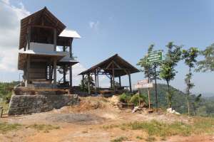 Warung di objek wisata Watu Amben 