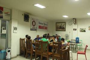 Suasana makan malam di bakmi Jawa Mbah Hadi Terban 