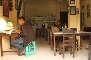 Suasana makan siang di warung baceman kepala kambing 