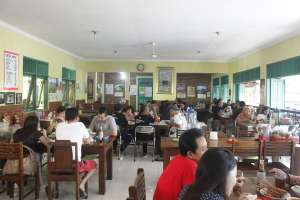 Suasana sarapan di warung soto ayam kampung pak Slamet 