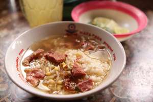 Soto daging sapi pak Sholeh yang segar dan sedap