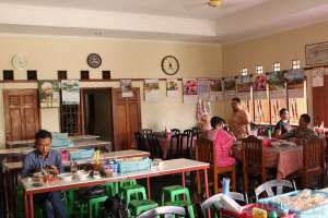 Suasana makan siang di rumah makan soto dan sop cak Nur 