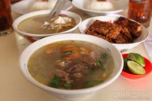 Soto daging di rumah makan cak Nur yang segar dan berdaging empuk 