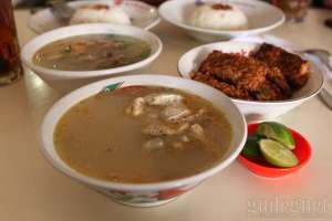 Sop komplit yang jadi favorit pengunjung di rumah makan sop dan soto cak Nur