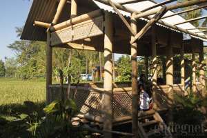Bale-bale bambu tempat sarapan di soto Bathok, Kadipiro